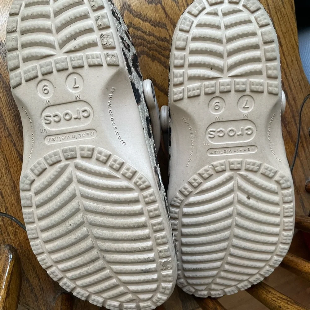 CROCS Leopard Print with Jibbitz included - Picture 4 of 5